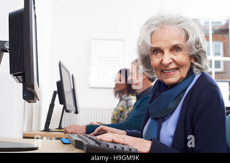 Senior Woman behandelnden Computerklasse Stockfoto