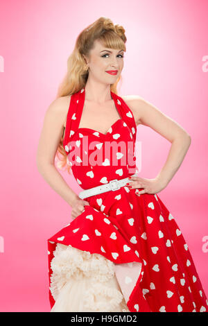 Pin-up Girl Vintage 50er Jahre Kleid mit Rüschen Petticoat tragen Stockfoto