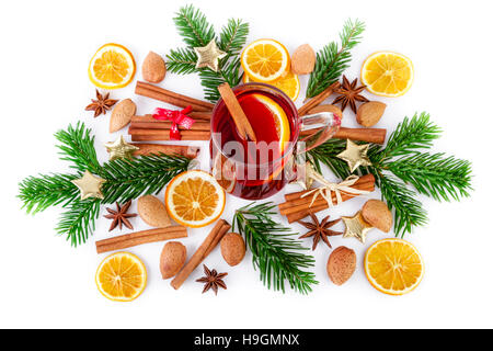 Weihnachten Glühwein Weinarrangement mit weihnachtlichen Gewürzen auf weiß. Ansicht von oben, Blick von oben. Stockfoto