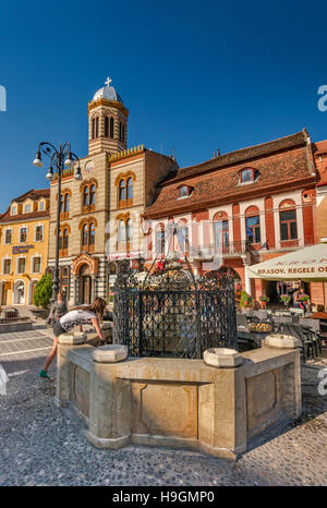 Historische Brunnen, Rumänisch-orthodoxe Kirche, am Piata Sfatului, zentralen Platz in Kronstadt, Siebenbürgen, Rumänien Stockfoto