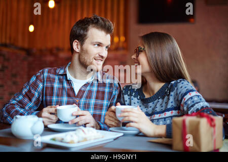 Verliebter Mann und Frau mit Kaffee und Gespräch im café Stockfoto