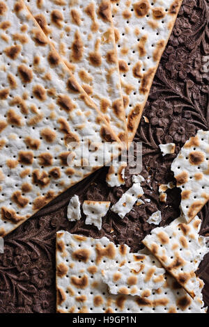 Matza Cracker traditionell gegessen, während das jüdische Pessachfest Stockfoto