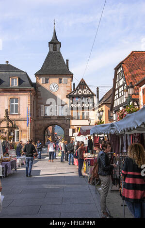 Rosheim, malerisches Dorf auf die landschaftlich schöne Strecke der Rebe Elsass Elsass/Frankreich Stockfoto