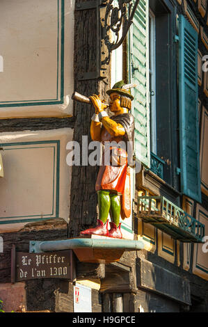 Le Pfiffer, Piper, historische Figur und Bruderschaft des Elsass, Ribeauvillé, in der Nähe von Colmar, landschaftlich schöne Strecke der Rebe Elsass, Oberrhein, Bilder Stockfoto