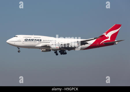Los Angeles, USA - 21. Februar 2016: A Qantas Boeing 747-400 mit der Registrierung VH-OJS nahenden Los Angeles International Airport (LAX) in der Stockfoto