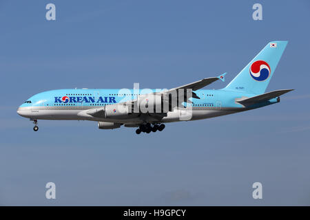 Los Angeles, USA - 19. Februar 2016: A Korean Air Airbus A380 mit der Registrierung HL7621 nähert sich Los Angeles International Airport (LAX) in der Stockfoto