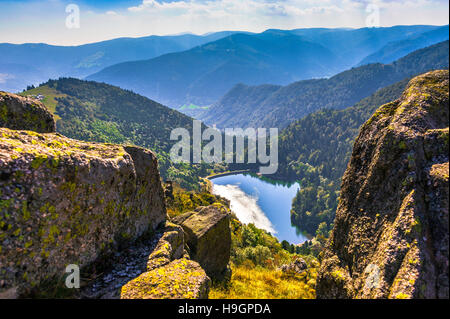 Panorama der Landschaft des Ballons des Vosges Nature Park mit See Schiessrothried vom Hohneck, Elsass, Frankreich Stockfoto