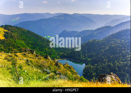 Panorama der Landschaft des Ballons des Vosges Nature Park mit See Schiessrothried aus Le Hohneck, Elsass, Frankreich Stockfoto