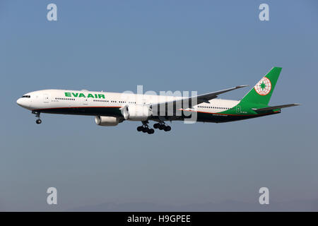 Los Angeles, USA - 21. Februar 2016: Ein EVA Air Boeing 777-300ER mit der Registrierung B-16726 Landung am Los Angeles International Airport (LAX) in Stockfoto