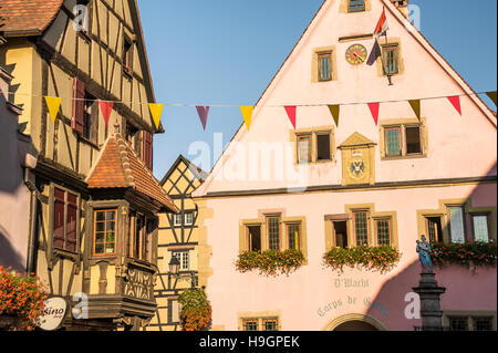 Turckheim, auf die landschaftlich schöne Strecke der Rebe Elsässer, malerischen Dorf, Elsass, Frankreich Stockfoto