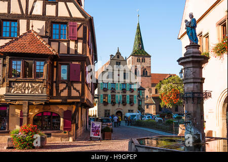 Turckheim, auf die landschaftlich schöne Strecke der Rebe Elsässer, malerischen Dorf, Elsass, Frankreich Stockfoto