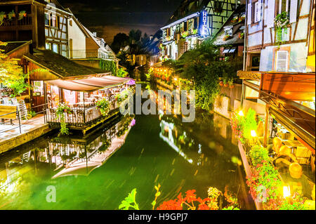 Colmar, landschaftlich malerischen Stadt bei Nacht mit Canal und Reflexion im Wasser, ein Teil der alten Stadt namens Klein Venedig, Elsass, Frankreich Stockfoto