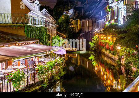 Colmar, landschaftlich malerischen Stadt bei Nacht mit Reflexion in einem Kanal, Teil der Altstadt, Klein Venedig, Elsass, Frankreich Stockfoto