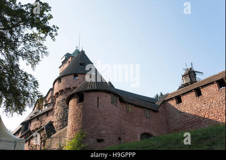 Burg des Mittelalters, romantische Architektur, Elsass, Frankreich Stockfoto