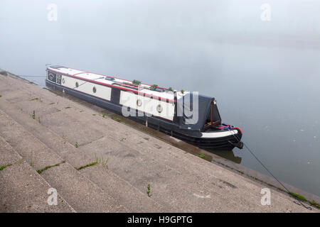 Nebligen Tag auf dem Fluss. 15-04 im Nebel vertäut auf dem Fluss Trent, West Bridgford, Nottinghamshire, England, Großbritannien Stockfoto