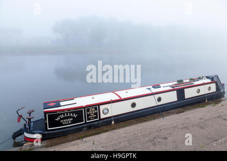 Misty Tag auf dem Fluss. 15-04 in Nebel vertäut an der Seite des Flusses Trent, West Bridgford, Nottingham, England, Großbritannien Stockfoto