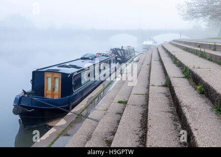 Misty River. Boote im Nebel auf dem Fluss Trent in der Nähe von Trent Bridge, West Bridgford, Nottinghamshire, England, Großbritannien Stockfoto