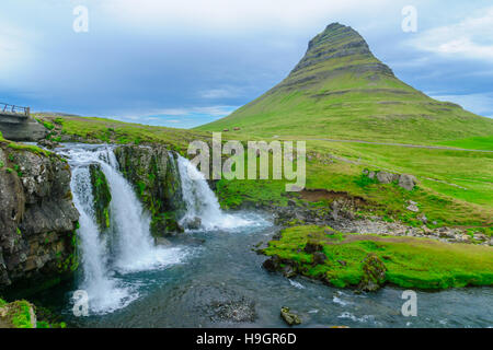 Blick auf den Berg Kirkjufell (Kirche Berg) und die Kirkjufellsfoss-Wasserfälle in die Snaefellsnes Halbinsel, West Island Stockfoto