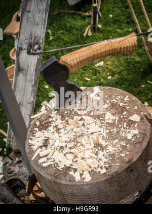 Axt auf Hackklotz am Jahrmarkt Stockfoto