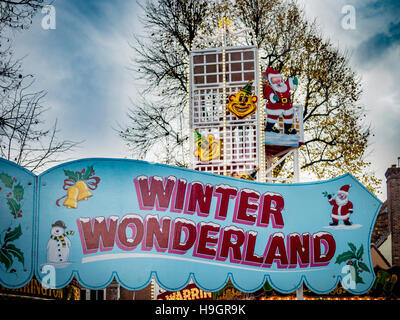 Winter-Wunderland Zeichen auf Messe mit Helter Skelter im Hintergrund Stockfoto