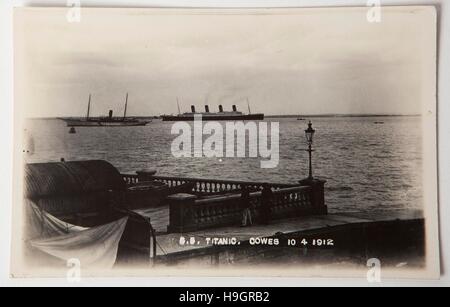 Eine seltene Foto Postkarte der Titanic Cowes, Isle Of Wight, datiert 10. April 1912 entnommen, die bei Henry Aldridge & Sohn Auktionshaus in Devizes, Wiltshire, einer der ihren 100. Geburtstag Titanic Umsatz an diesem Samstag versteigert wird. 27. März 2012.  Foto von Adam Gasson. Stockfoto