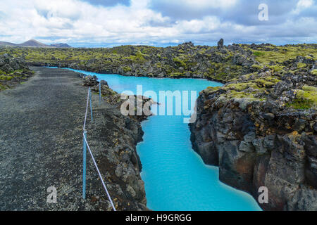 Vulkanlandschaft und heißen Quellen in der Nähe der blauen Lagune in einem Lavafeld in Grindavik auf der Halbinsel Reykjanes, Südwesten Islands Stockfoto