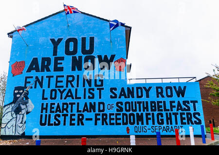 Ulster Freedom Fighter Wandbild auf Seite des Hauses in Sandy Row, Belfast, ersetzt im Juni 2012 mit einem abbildenden König William III der Orange im Jahre 1690. Stockfoto