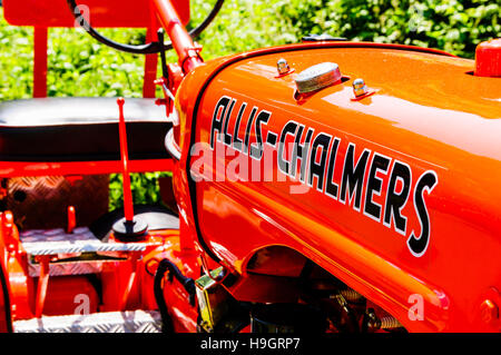 Orange Allis-Chalmers-Bauernhof-Traktor aus den 1930er Jahren Stockfoto