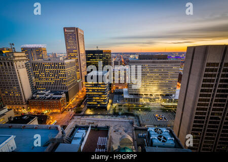 Aussicht auf die Innenstadt bei Sonnenuntergang in Baltimore, Maryland. Stockfoto