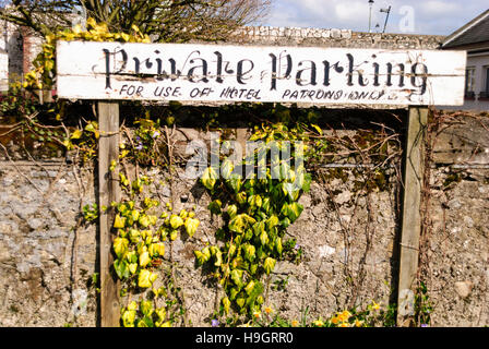 Private Parkplatz anmelden einen hoteleigenen Parkplatz. Stockfoto