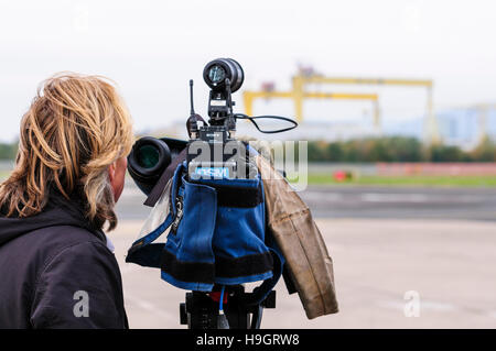 TV-Kameramann filmt die gelben Krane von Harland und Wolff, Belfast Stockfoto