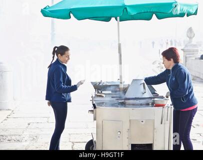 Straßenhändler, die Kastanien in Lissabon Portugal Stockfoto