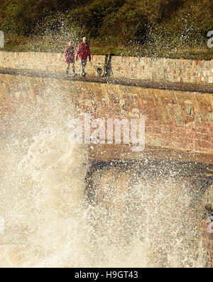 Raue See während der Flut entlang dem Deich Teignmouth. Stockfoto