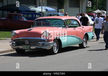 Ein 1956 Coral Pink und Aqua Grün Buick Jahrhundert Hardtop auf den "zurück in die 50er Jahre Car Show" auf der Minnesota State Fairgrounds Stockfoto