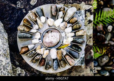 Kunstzirkel aus Granit- und Quarzsteinen als Kunstausstellung im Garten. Stockfoto