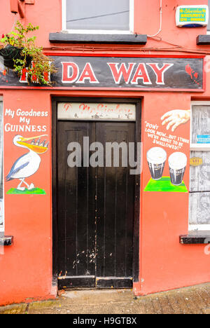 Guinness Werbung gemalt an der orange Wand außerhalb ein Irish Pub "Hi Da Weg" (Versteck) Stockfoto