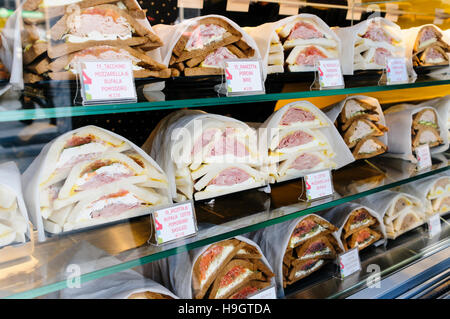 Frisch zubereitete Sandwiches auf den Verkauf in einem Sandwich-Shop in Mailand, Italien. Stockfoto