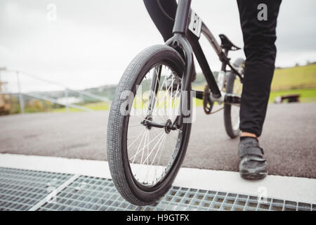 Radfahrer mit BMX-Rad beim Anfahren Rampe stehend Stockfoto