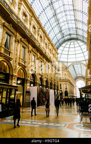 Galleria Vittorio Emanuele II, eine Einkaufspassage, spezialisiert auf Designer-Kleidung und High-End-Restaurants von 1865 bis 1877 in Mailand gebaut. Stockfoto