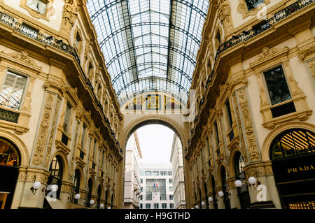 Galleria Vittorio Emanuele II, eine Einkaufspassage, spezialisiert auf Designer-Kleidung und High-End-Restaurants von 1865 bis 1877 in Mailand gebaut. Stockfoto