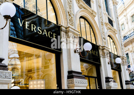 Versace-Shop in der Galleria Vittorio Emanuele II, eine Einkaufspassage, spezialisiert auf Designer-Kleidung, Mailand, Italien. Stockfoto