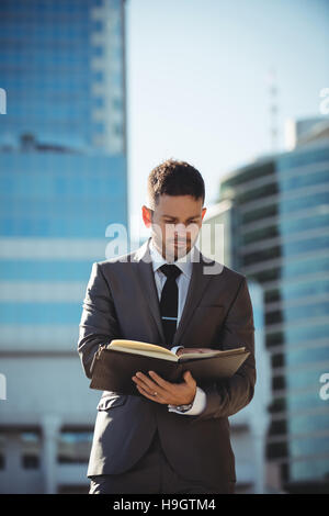 Geschäftsmann, Prüfung sein Tagebuch Stockfoto