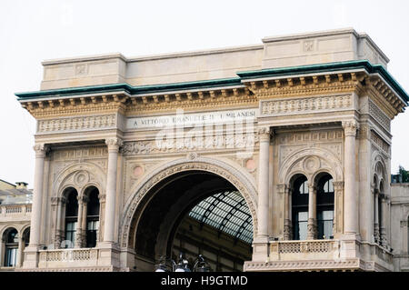 Galleria Vittorio Emanuele II, eine Einkaufspassage, spezialisiert auf Designer-Kleidung und High-End-Restaurants von 1865 bis 1877 in Mailand gebaut. Stockfoto