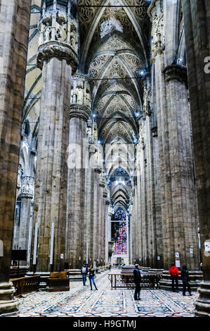 Hohen Säulen hält das Gewölbe des Duomo Milano (Mailand Kathedrale), Italien. Stockfoto