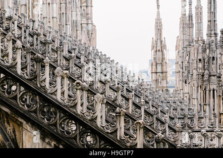 Flying buttress und kunstvoll geschnitzten Mauerwerk auf dem Dach des Duomo di Milano (Mailand), Italien Stockfoto