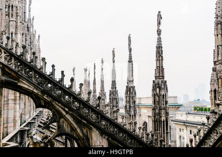 Schwibbogen und kunstvoll geschnitzten Mauerwerk auf dem Dach des Duomo Milano (Mailand Kathedrale), Italien Stockfoto