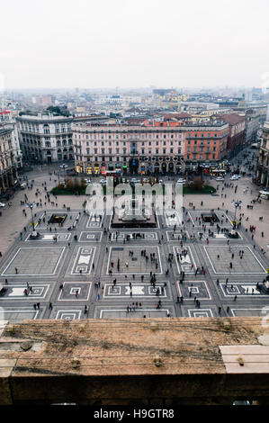 Blick vom Dach des Duomo Milano (Mailand Kathedrale) an der Piazza del Duomo unten. Stockfoto