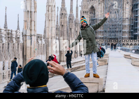 Ein Mann hat sein Foto auf dem Dach der Kathedrale Duomo Milano (Mailand), Italien. Stockfoto