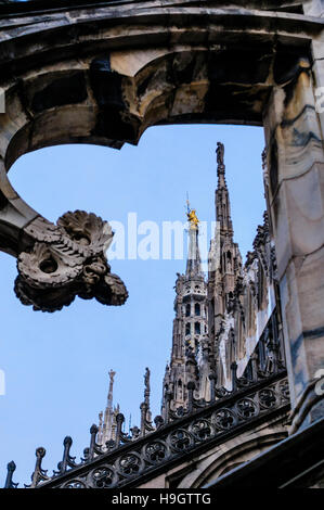 Schwibbogen und kunstvoll geschnitzten Mauerwerk auf dem Dach des Duomo Milano (Mailand Kathedrale), Italien Stockfoto