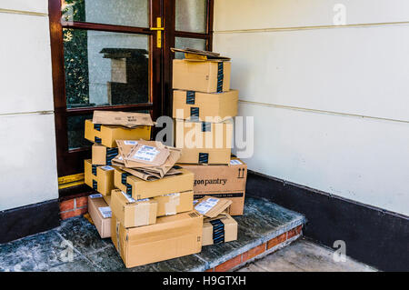 Große Menge von Amazon, Amazon Prime und Amazon Pantry-Boxen auf den vorderen Schritt eines Hauses nach der Auslieferung. Stockfoto